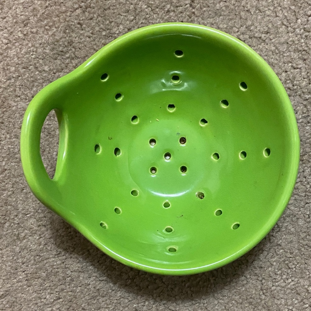 Creative CoOp Green Ceramic Colander - Picture 2 of 5